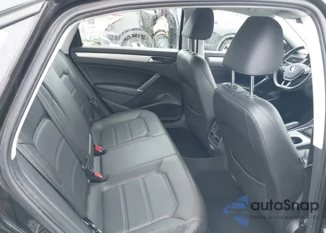 2019 Volkswagen Passat 2.0T Wolfsburg Edition z USA, uszkodzony, nr VIN 1VWLA7A37KC011345